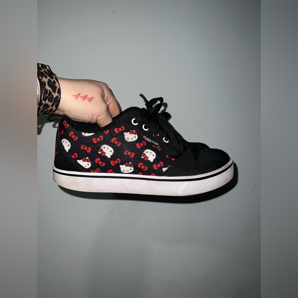 Hello kitty heelys
